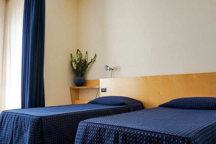 Room 12 of 36