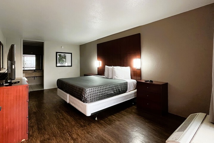1 King Bed (20 of 29)