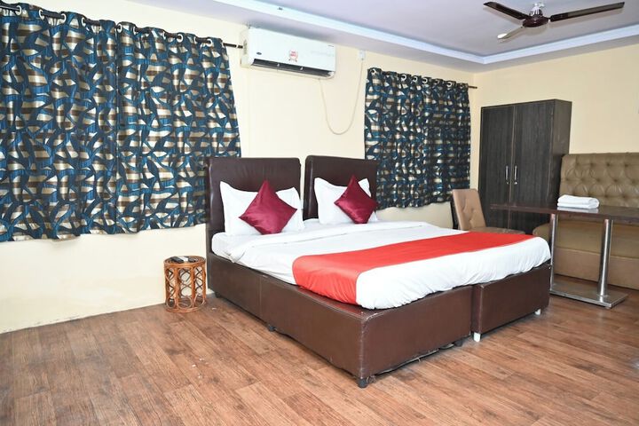 Room 10 of 16