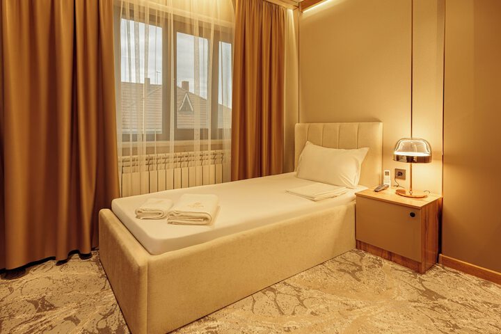 Room 5 of 16