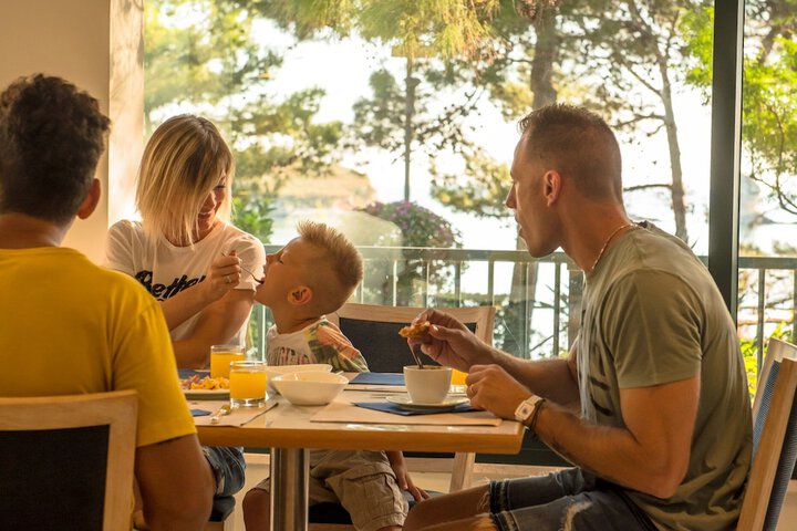 Dining 27 of 44