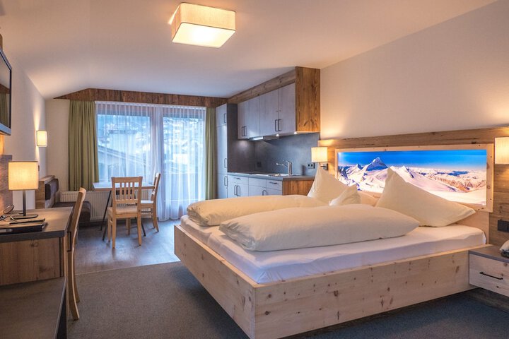 Room 21 of 102