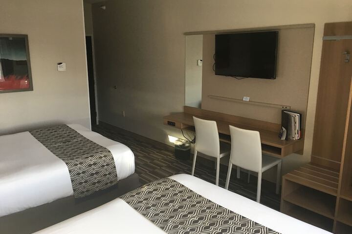 1 Queen Bed Accessible Room (19 of 25)