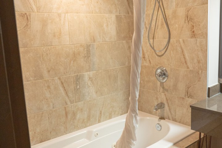 Jetted tub