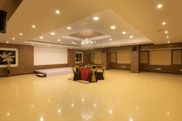 Ballroom/Hall 16 of 19
