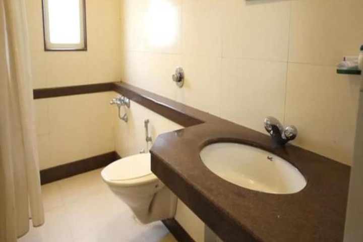Room 8 of 12