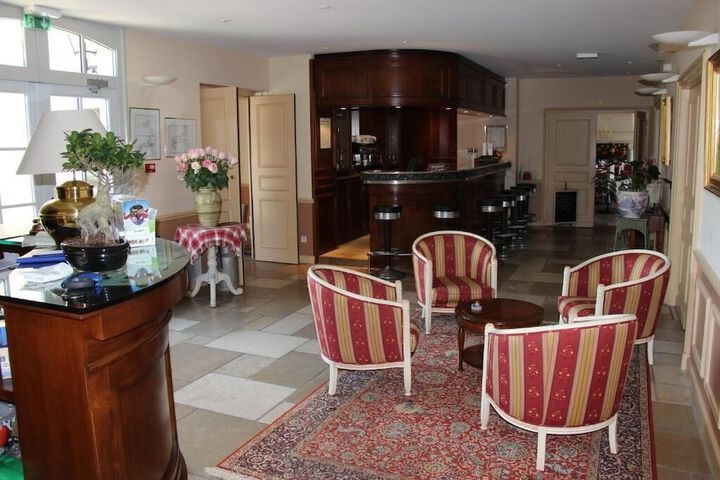 Lounge 16 of 22