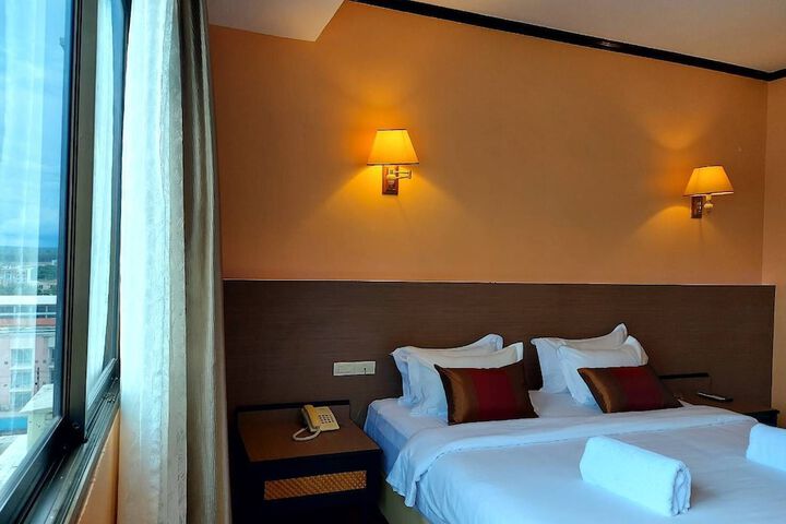 Room 10 of 32