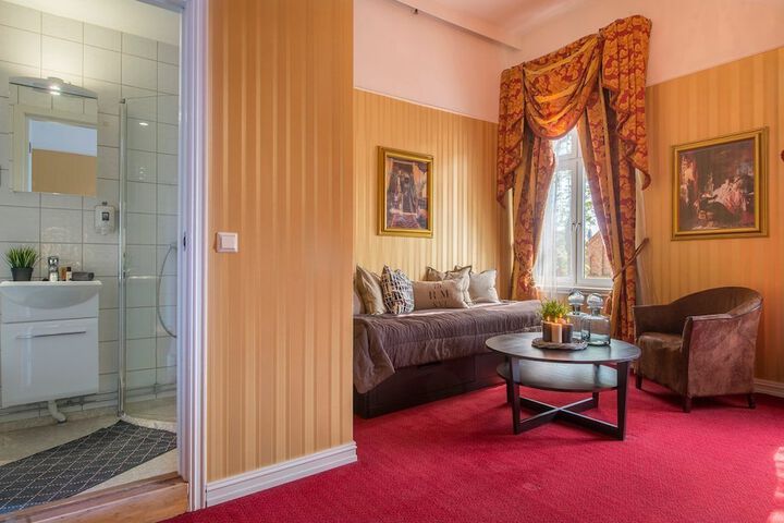 Room 5 of 15