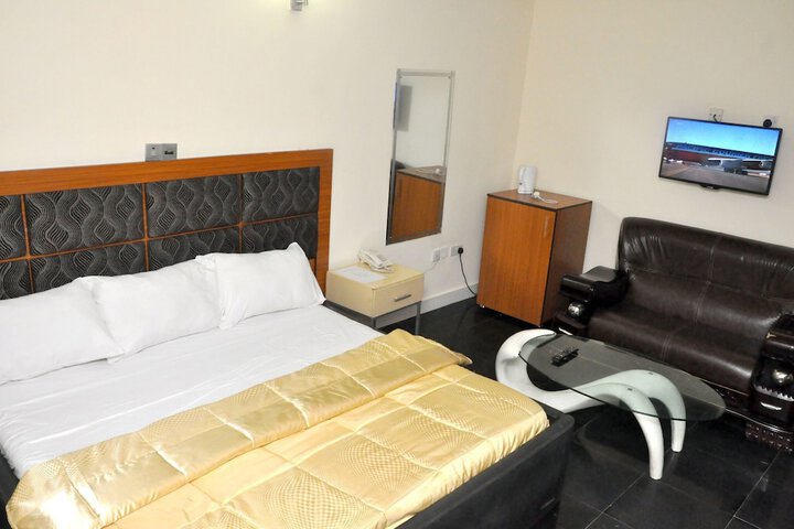 Room 7 of 33