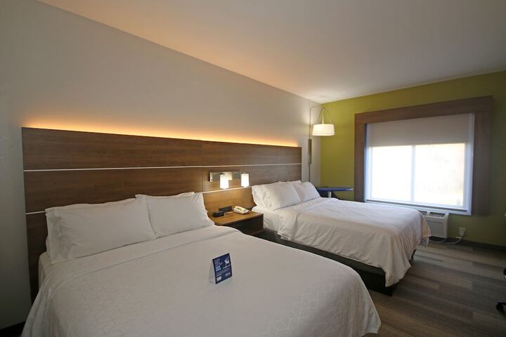 2 Queen Beds (1 of 8)
