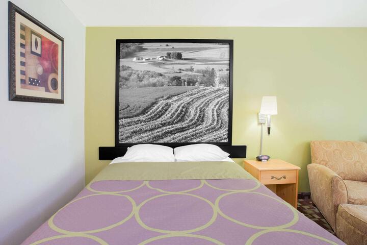 1 Queen Bed (13 of 35)