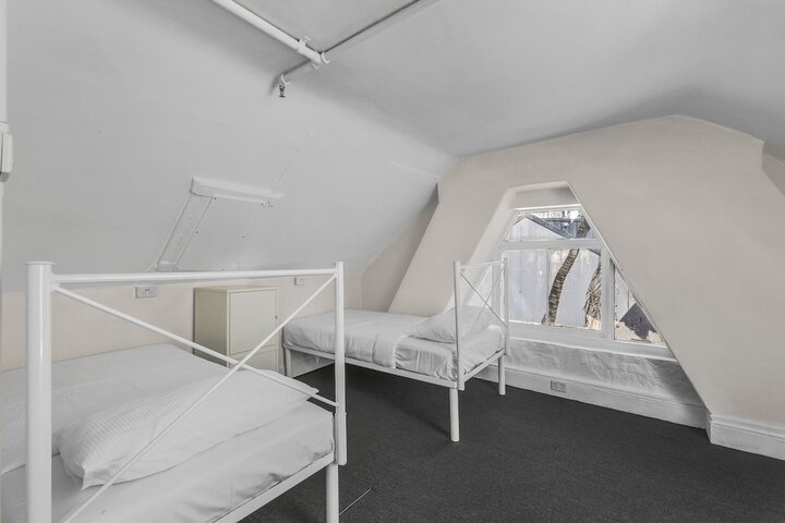 Room 10 of 14