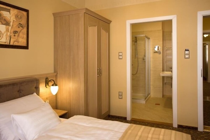 Room 12 of 27