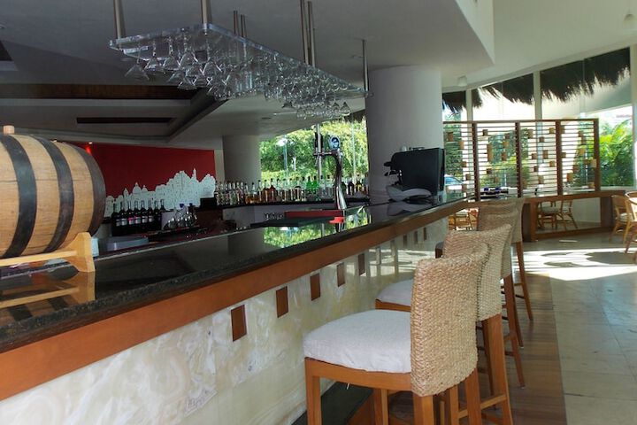Lounge 70 of 98