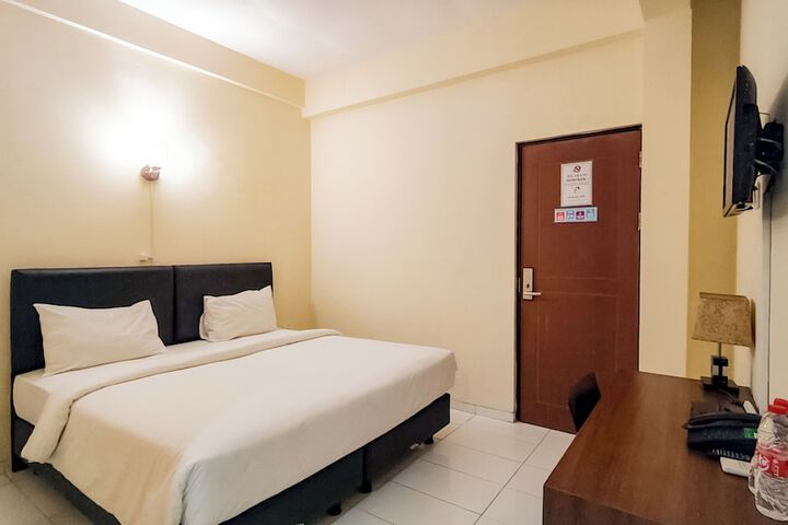Room 6 of 12