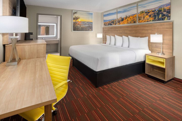 1 King Bed (7 of 8)