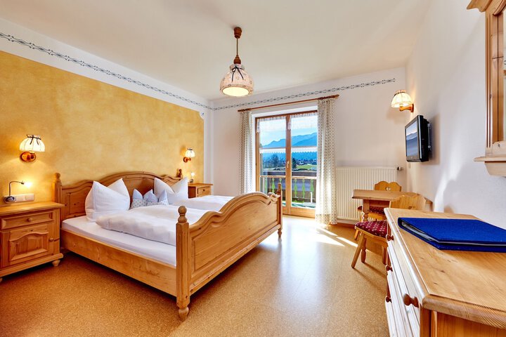 Room 5 of 33