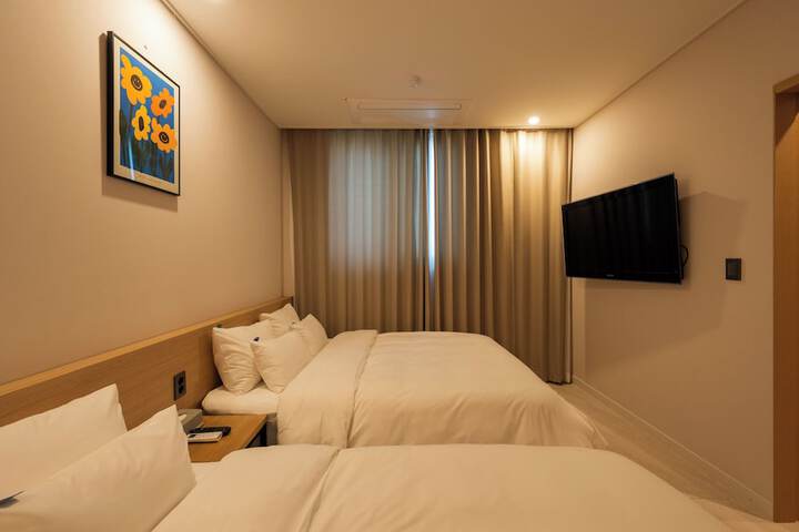 Room 28 of 80