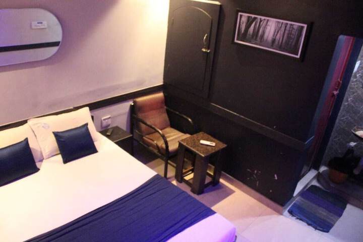 Room 10 of 14