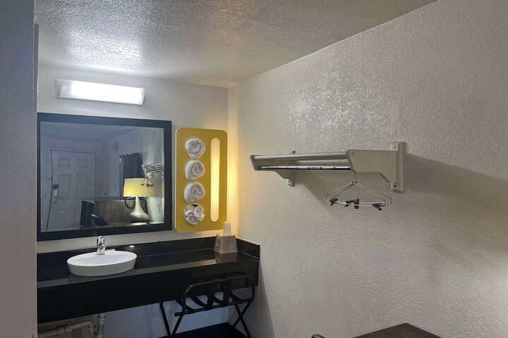 Room 27 of 28