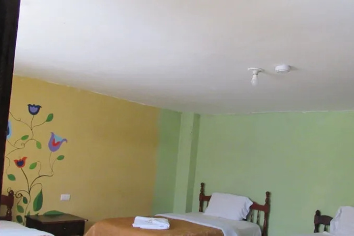 Room 4 of 9