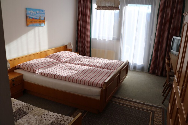 Room 10 of 28