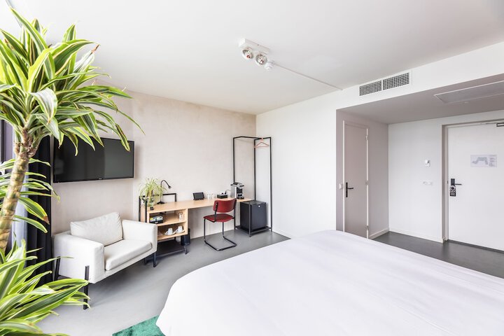 Room 30 of 46