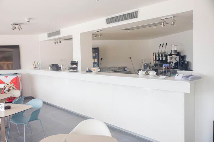Lounge 115 of 122