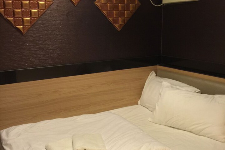 Room 6 of 106