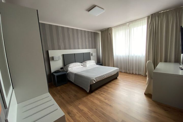 Room 6 of 28