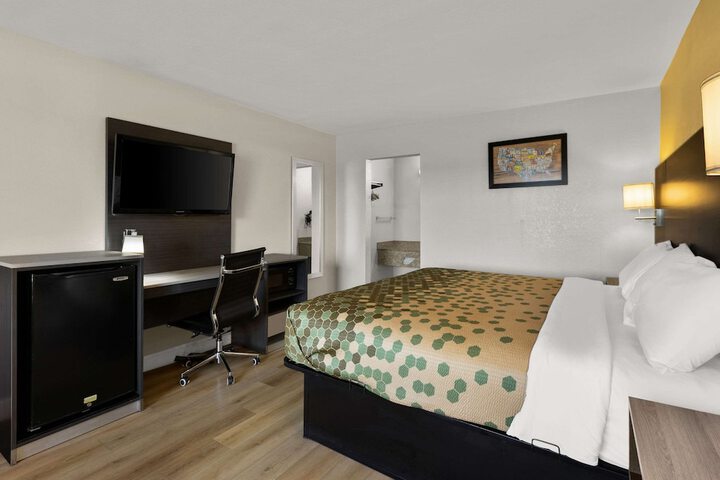 1 King Bed (3 of 14)