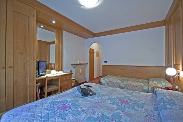 Room 10 of 16