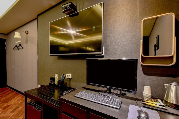 Room 12 of 84