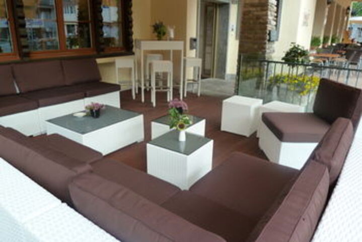 Lounge 83 of 106