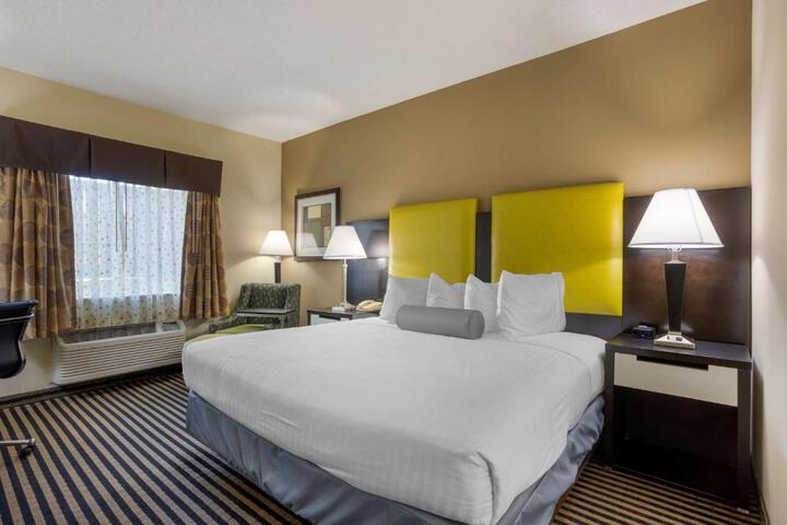 1 King Accessible Comm Assist Bathtub Microwave, Refrigerator WiFi Full Breakfast (9 of 20)