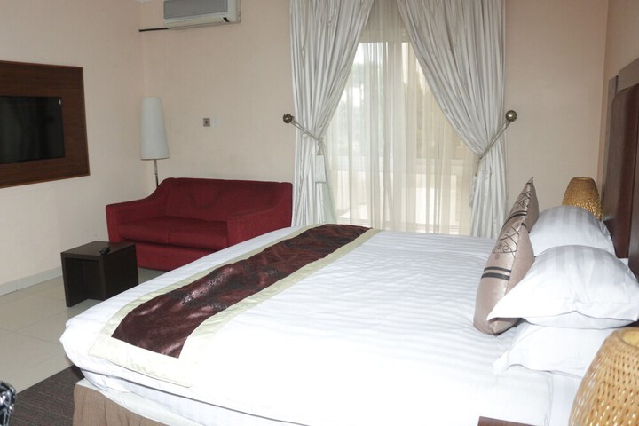 Room 6 of 30