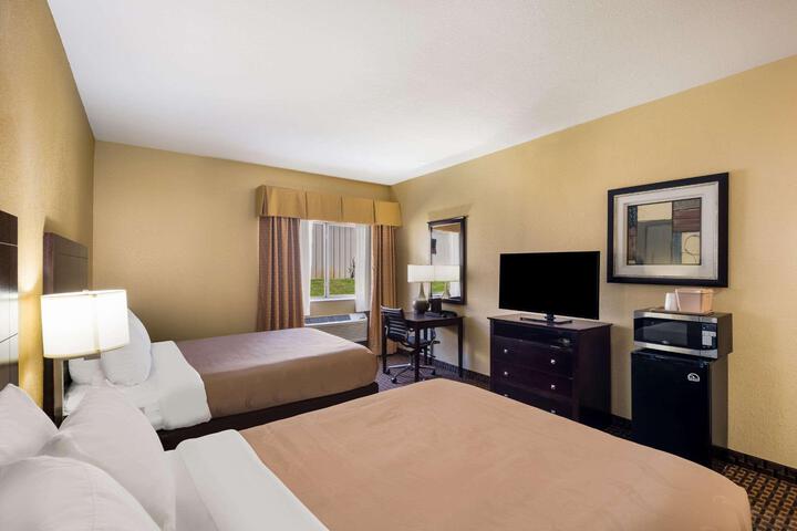 2 Queen Beds (4 of 6)