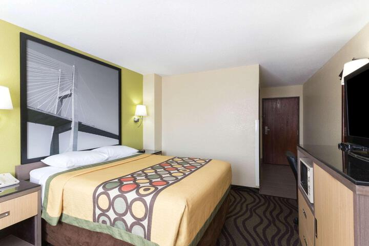 1 Queen Bed (9 of 11)