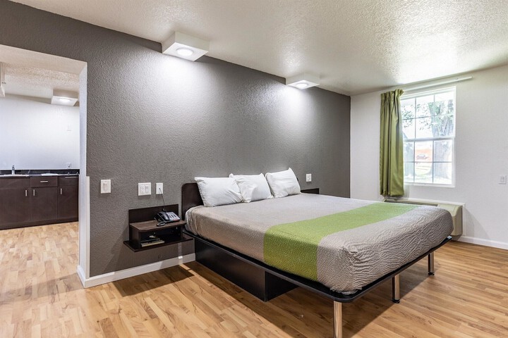 Room 17 of 33