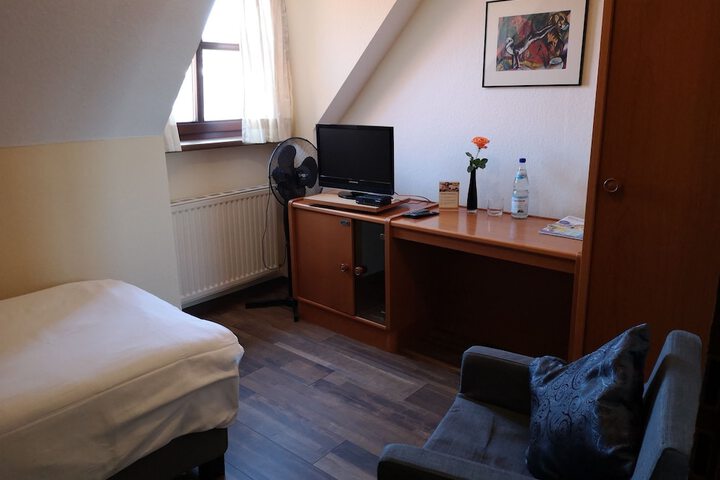 Room 2 of 8