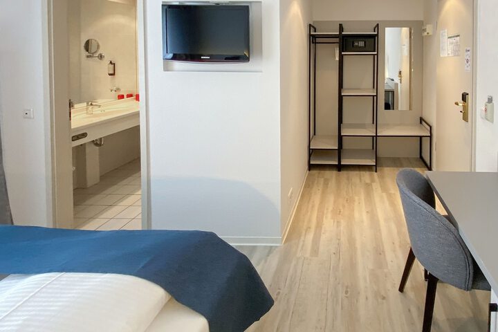 Room 16 of 33