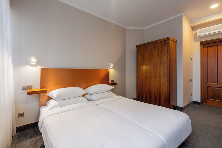 Room 25 of 42