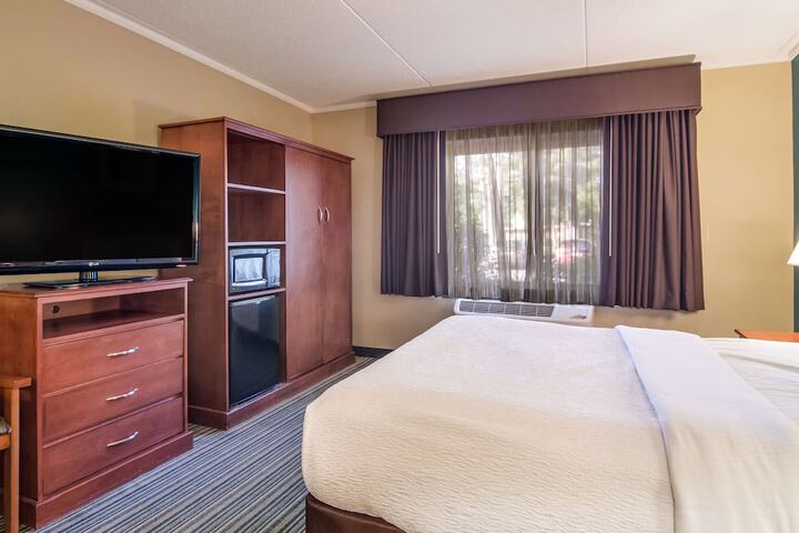 1 Queen Bed Microwave, Refrigerator, Coffee Maker Full Breakfast (18 of 26)