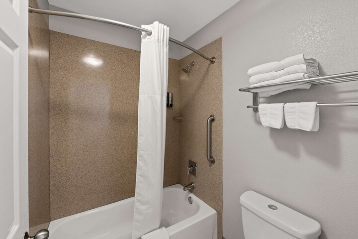 2 Queen Beds High Speed Internet Accessible Microwave and Refrigerator, Coffee Maker Iro (7 of 9)