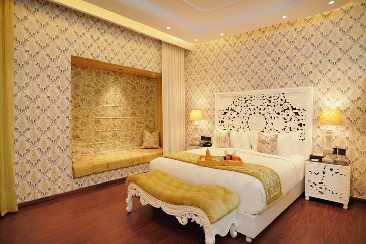 Room 5 of 12