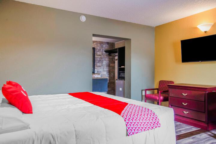 1 King Bed (3 of 9)