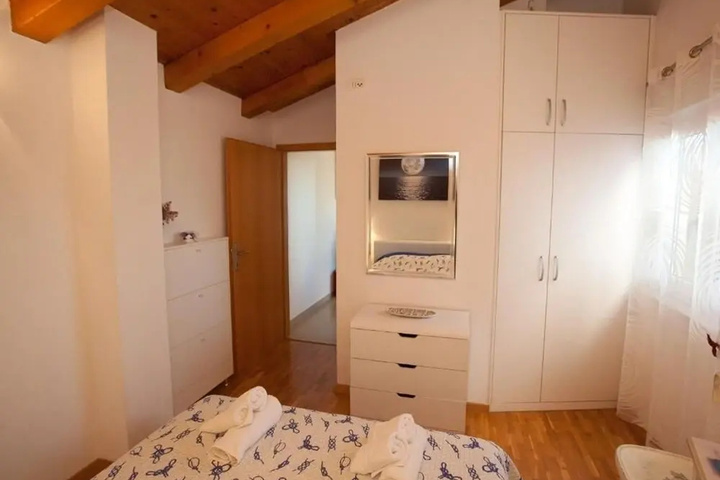Room 6 of 13