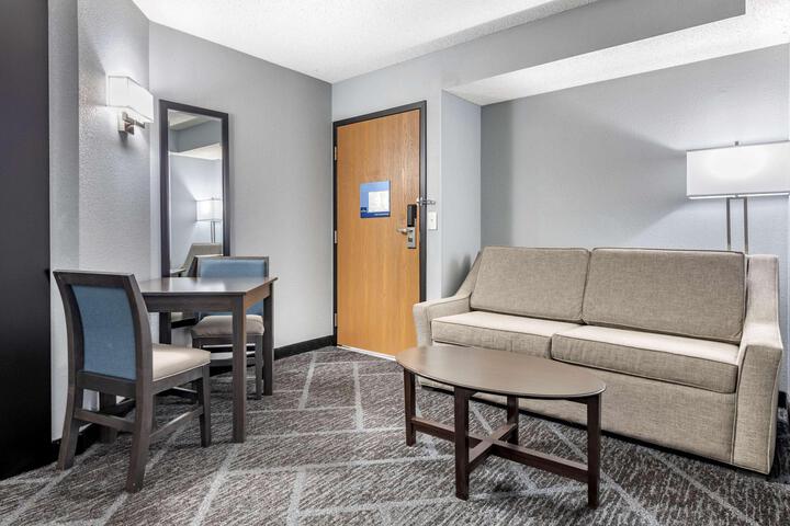 1 King Bed Sitting Area Work Desk Microwave and Refrigerator Full Breakfast (9 of 17)