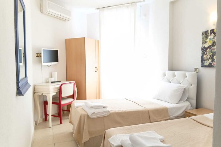 Room 6 of 14